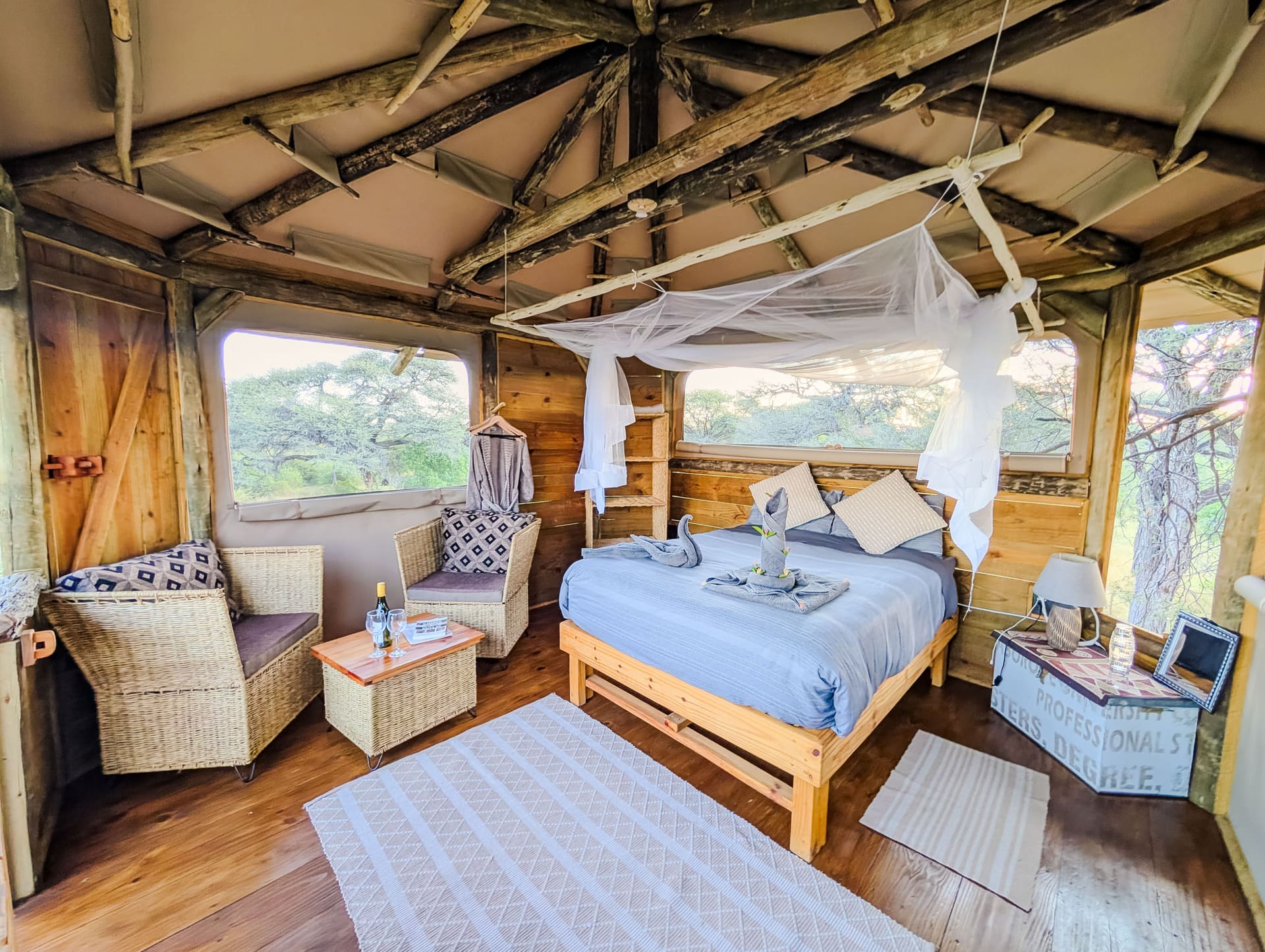 Schlafzimmer im Baumhaus mit Moskitonetz
